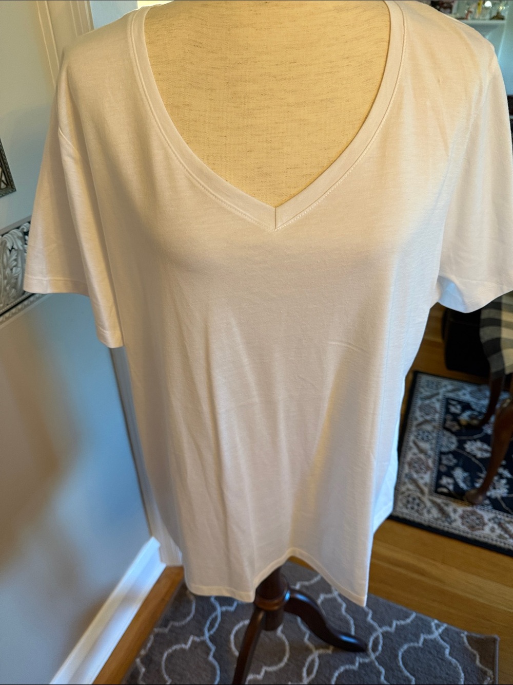 Women's V-Neck Short Sleeve Tee - White new never worn 3x